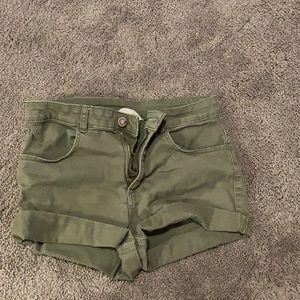 Dark green jean shorts!! 💚💚